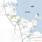 Eine norddeutsche Karte: Flensburg, Kiel, Lübeck. Ostsee. Texte: "Flensburg", "Kappeln", "Schleswig", "Eckernförde", "Kiel", "Ostsee", "Fehmarn", "Grömitz", "Scharbeutz", "Lübeck". Symbole für Aktivitäten und Abenteuer.