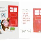 Links: „Bär muss ganz dringend...“, rechts: „He, du da drin...“. Ein Bär in einem gestreiften Hemd vor einer roten Tür.
