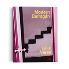 "Modern Barragán Lake Verea" in gelber Schrift. Eine Treppe hinter einer rosa Glastür.