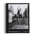 „WOMEN PHOTOGRAPHERS 1900-1975 A Legacy of Light.“ Eine Frau springt auf einem Dach in einer städtischen Umgebung.