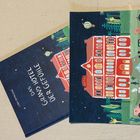 „Das Grand Hotel der Gefühle“ steht auf dunkelblauem Hintergrund. Daneben eine bunte Illustration eines Hotels.