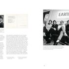 Links: Texte über die Ausstellung "Arte Povera", "When Attitudes Become Form". Rechts: Foto mit sieben Personen unter "EARTH".