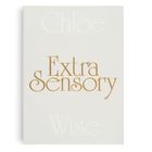 Text: "Chloe Extra Sensory Wise". Schlichte, elegante Buchgestaltung mit goldener Schrift auf hellem Hintergrund.