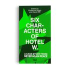 Text: „SIX CHARACTERS OF HOTEL W. A CASE STUDY FROM NEVER AGAIN PEACE“. Grüne, abstrakte Muster im Hintergrund.