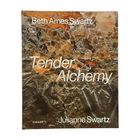 "Beth Ames Swartz, Tender Alchemy, Julianne Swartz." Hintergrund: abstrakte, texturierte Oberfläche in Erdtönen.