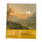 „LANDSCHAFT IM LICHT“, Gemälde mit Hügeln, Tal und Stadtlandschaft bei Sonnenuntergang. Darunter ein gelber Streifen mit Text.
