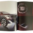 Links: "Neue Klasse" Text auf einem futuristischen Auto. Rechts: Vier BMW-Designs, darunter Lenkräder und Kontrollpanel.
