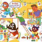 Ein farbenfrohes Spielzimmer mit vielen Kindern. Ein Kind sagt: "Fritzi abgeholt!" Verschiedene Spielsachen sind verteilt.