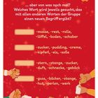 "Nur noch eine Prise ... aber von was noch mal?" Ein Rätsel mit Wortgruppen auf rotem Hintergrund, Hände halten Plätzchen.