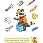 Ein Waschbär in Detektivkleidung packt einen Rucksack. Um ihn herum liegen verschiedene Gegenstände: Lupe, Notizblock, Taschenlampe, Karotte, Gummiente, Bleistift, Kamm, Toilettenpapier.