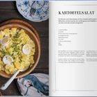 Kartoffelsalat-Rezept mit Zutatenliste und Zubereitung. Links Holzteller mit Kartoffelsalat, Petersilie und Eischeiben.