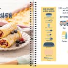 "Oven-Pfannkuchen" mit Zutaten und Utensilien wie Eier, Mehl, ÖL, Milch, Zucker, Salz, Backpulver. Links Pfannkuchen.