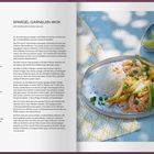 Links Rezepttext für "Spargel-Garnelen-Wok" mit Zutaten und Zubereitung. Rechts ein Teller mit Reis, Garnelen und grünem Spargel.