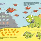 Spuren lesen. In jeder Reihe passt eine Spur nicht dazu. Viele Flugsaurier über Triceratops-Familie. Spuren im Sand.