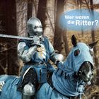 Text: "Wer waren die Ritter?" Ritter in Rüstung auf Pferd; beides in Blau gekleidet, im Waldhintergrund.