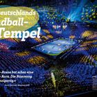 „Deutschlands Handball-Tempel“. Eine große Arena, voll mit Zuschauern, die ein Handballspiel verfolgen, mit bunten Lichtern.