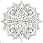 Ornamentales, symmetrisches Mandala-Muster mit floralen und herzförmigen Elementen, in Schwarz-Weiß.
