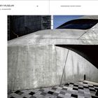 "INTER-UNIVERSITY SEMINAR HOUSE" und die Zahl 122. Drei Fotos von Betonfluren mit Lichtdurchlässen und Schatten.