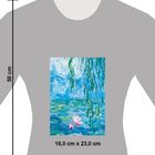 Text: "16,0 cm x 23,0 cm" und "50 cm". 
Illustration eines Seerosenteichs mit hängenden Zweigen und Blüten auf einem grauen T-Shirt.
