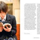 Der Text beschreibt den steigenden Mangamarkt, besonders bei Kindern unter zehn Jahren. Links: Mädchen liest Manga.