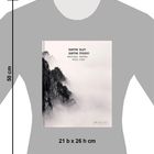 „same sun same moon MICHAEL KENNA PICO IYER“, T-Shirt-Mockup mit Buchcover, Nebel umhüllt Berglandschaft.