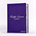 "Lila Buchcover mit weißem Text 'Ralph Lauren Catwalk'. Unten steht 'Prestel' in einem kleinen Logo."