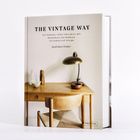 "The Vintage Way" auf dem Buchcover, zeigt einen hölzernen Tisch mit Lampe, Vase und Stuhl. Links unten "Prestel"-Logo.