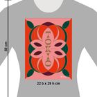TOKYO, TRADITION, ZUKUNFT. Geometrisches Muster mit Blumenmotiv in rot, grün und rosa auf grauem T-Shirt.