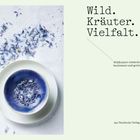 Text: "Wild. Kräuter. Vielfalt. Wildkräuter entdecken, bestimmen und genießen." Links ein Teller mit blauen Blüten.