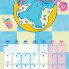 Kalender von Januar 2027 mit farbenfroher Illustration. Lustige Darstellung einer blauen Figur mit Sonnenbrille und Getränk.