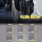 Ein Kalender für 2027 mit "First Doctor" und "Second Doctor" in gelber Schrift, darunter zwei Männer.