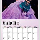 Kalender für März 2027. Oben eine Frau in einem lilafarbenen Kleid mit Gitarre. Text: "TAYLOR SWIFT THE ERAS TOUR".