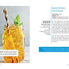 Jasmin-Eistee mit Zitrone: Rezept, Zutaten, Zubereitung. Glas mit Eistee, Zitronenscheiben, Minze und Papierstrohhalmen.