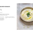 Klassischer Hummus Rezeptanleitung; links Text, rechts Bild von Hummus mit Öl und Koriander dekoriert in einer Schüssel.