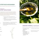 Text: "Rezepte für wilde Mischungen", "Salatkräuter-Variationen", "Joghurt-Würze mit Mädesüßblüten". 

Links ist ein Rezept für Salatkräuter, rechts ein dekorativer Löffel in einer Schale auf grünen Blättern.