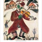 Illustration eines grünen Geigers auf dem Dach, zwei Holzhäuser im Hintergrund, kleine Figur bläst ein Instrument.