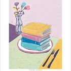 Eine Illustration zeigt einen Stapel Bücher auf einem Teller, daneben ein Besteck und eine Vase mit stilisierten Blumen.