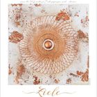 „Die ersten Schritte sind wertlos, wenn der Weg nicht zu Ende gegangen wird.“ Darunter abstrakte, goldene Spirale.