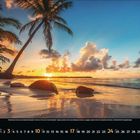 1. Januar 2023. Sonnenuntergangsstrand mit Palmen und Felsen, goldenes Licht reflektiert im Wasser.