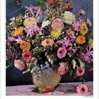 Kalender: Januar 2027. Üppiges Blumenarrangement in einer goldenen Vase, Farben: Rosa, Gelb, Lila, Rot mit grünen Blättern.