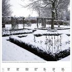 Winterlicher, schneebedeckter Garten mit Bäumen und Zäunen. Kalender darunter: Dezember 2022, Wochentage und Zahlen.