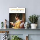 "Literaturkalender. Frauen lieben Lesen. 20. 52. Blatt. 27" Ein Gemälde einer Frau in Gelb liest ein Buch auf einem Regal.