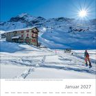 Titel: Januar 2027. Eine verschneite Hütte in den Bergen, Skifahrer, leuchtende Sonne, klare blaue Himmel. Kalenderansicht unten.