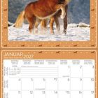Januar 2027 Kalenderblatt, oben zwei spielende Pferde im Schnee vor grauem Hintergrund. Rahmen mit kleinen Pferde-Silhouetten.