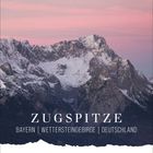ZUGSPITZE | BAYERN | WETTERSTEINGEBIRGE | DEUTSCHLAND. Schneebedeckte Berge im Abendlicht und ein Kalender für Januar.