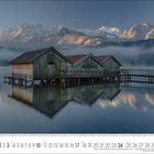 Kalenderseite, März 1-31. Foto von Almhütten am See mit schneebedeckten Bergen im Hintergrund, umgeben von Wasser und Nebel.