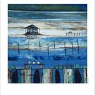 Kalender mit blauem Gemälde: Haus am Wasser, Steg, Zaun, Auto. Harmonie von natürlichem und gebautem Ambiente.