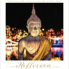 "Weine da, wenn alles, wie du...' Text über Foto einer Statue mit goldener Robe; bunte Lichter im Hintergrund. Text: 'Reflexion'.