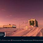 Text: „Die Neumayer-Station III... für die Forschung in der Antarktis.“ Eine verschneite Forschungsstation in ruhiger Landschaft bei Dämmerung.