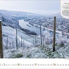 Monatsanfang: 1. Dezember 2022. Winterliche Landschaft mit schneebedeckten Hügeln und Fluss hinter einem Weinberg im Frost.